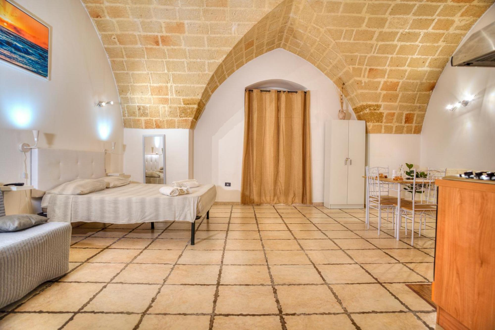 History Station Apartment Brindisi Bagian luar foto